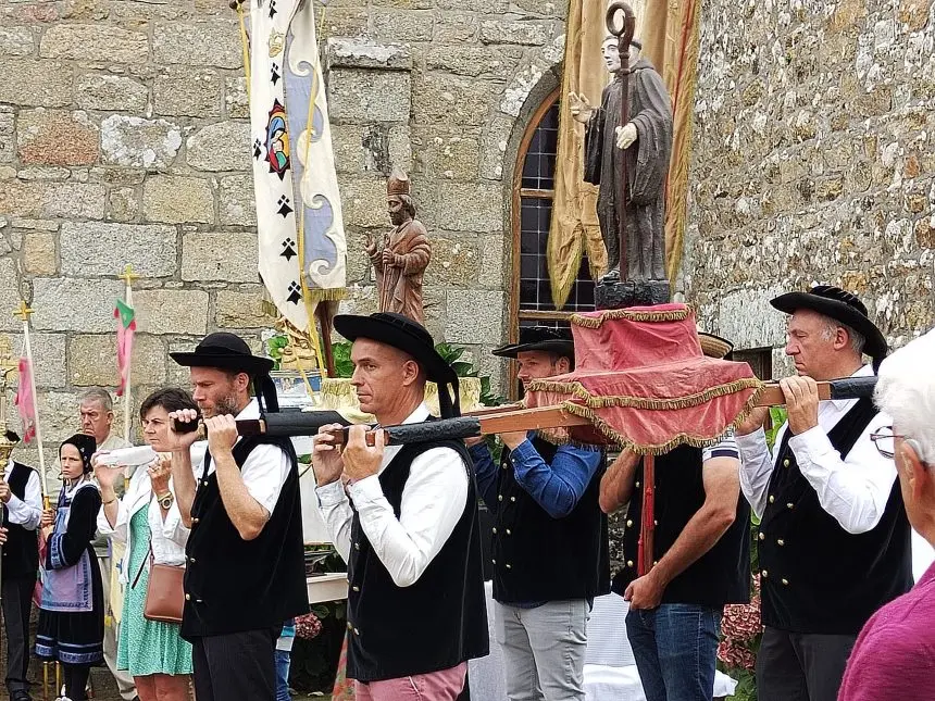 2023-09-saint-gue-procession-scaled-e1724369695546