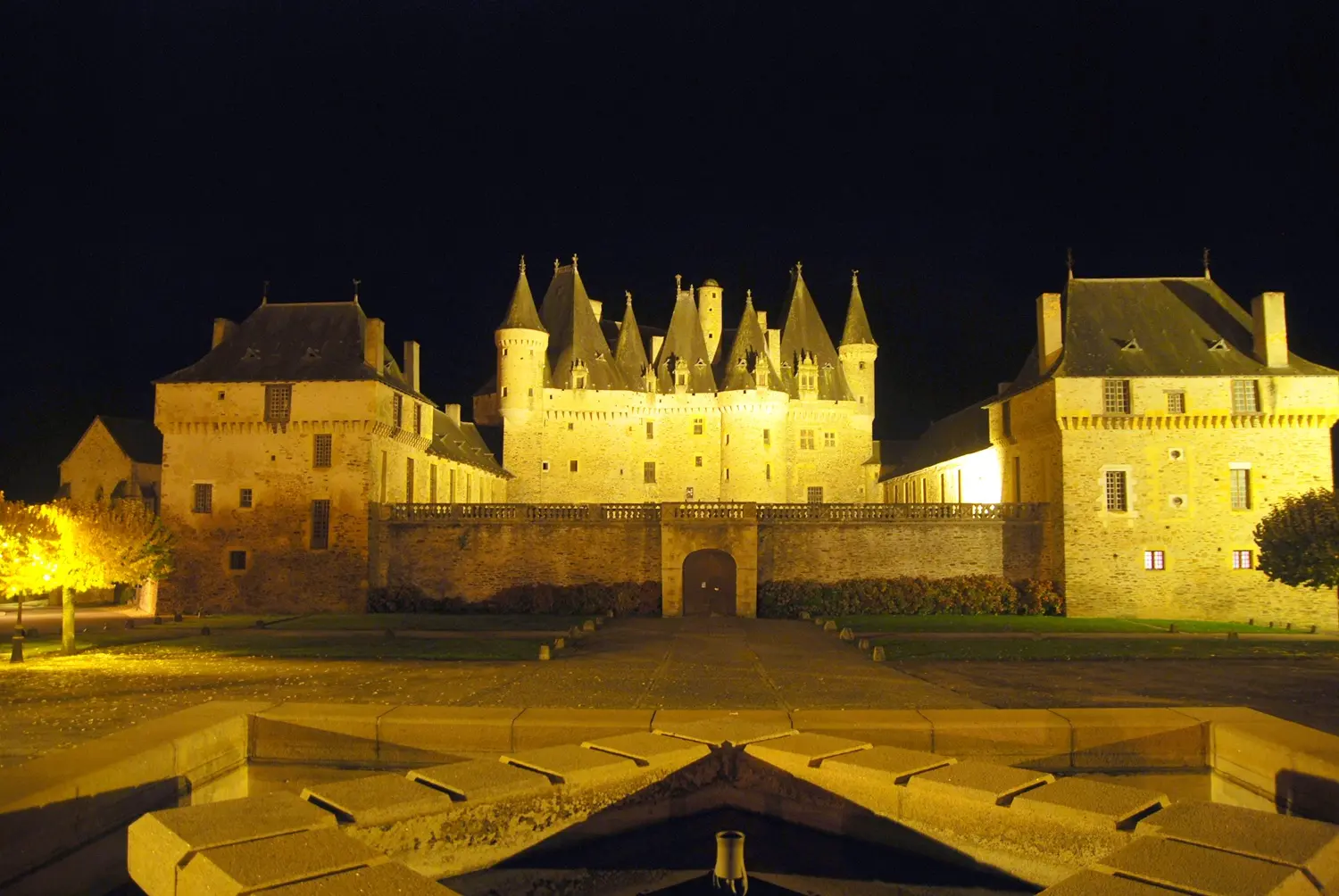 Jumilhac Château nocturne