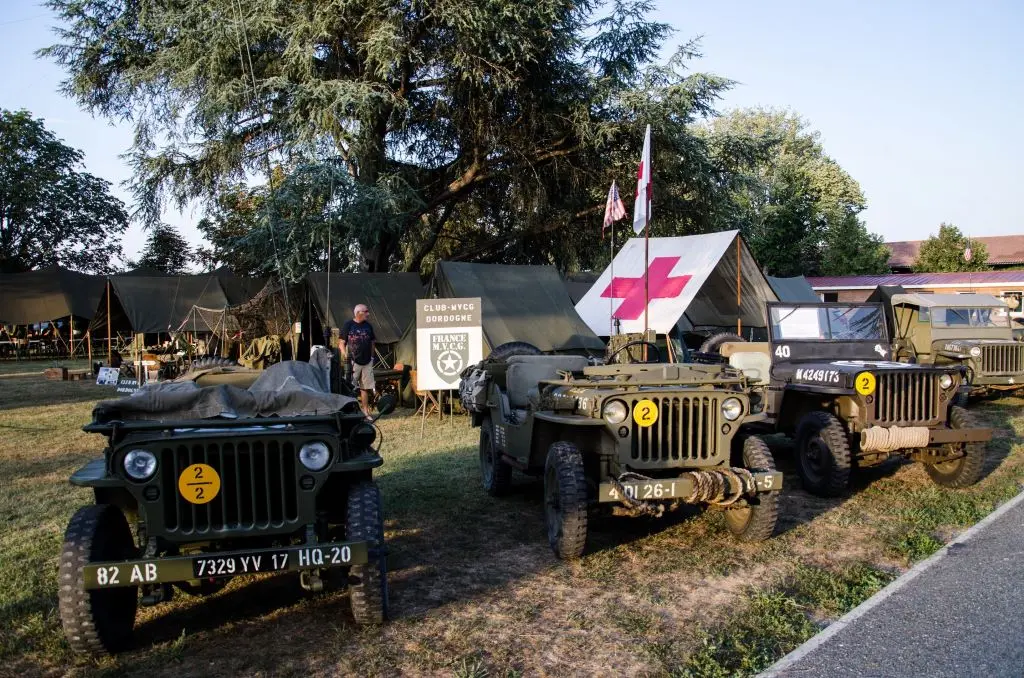 Salon d'antiquité militaire camp militaire jeep