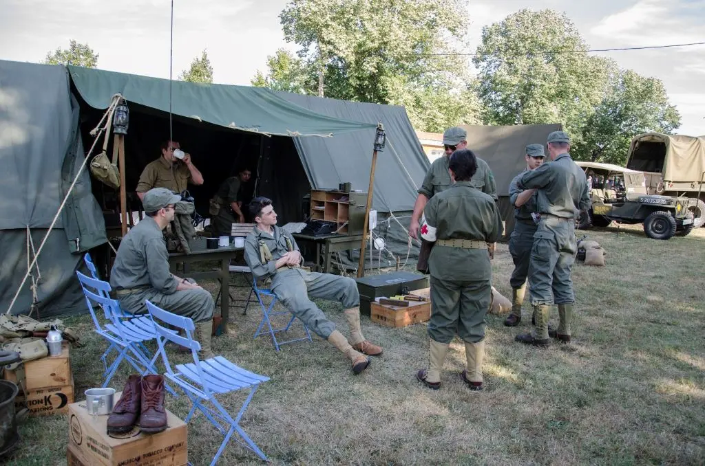 Salon d'antiquités militaire camp militaire