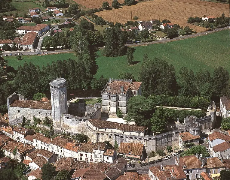 Vue panoramique, fprteresse féodale et logis renaissance, Château de Bourdeilles