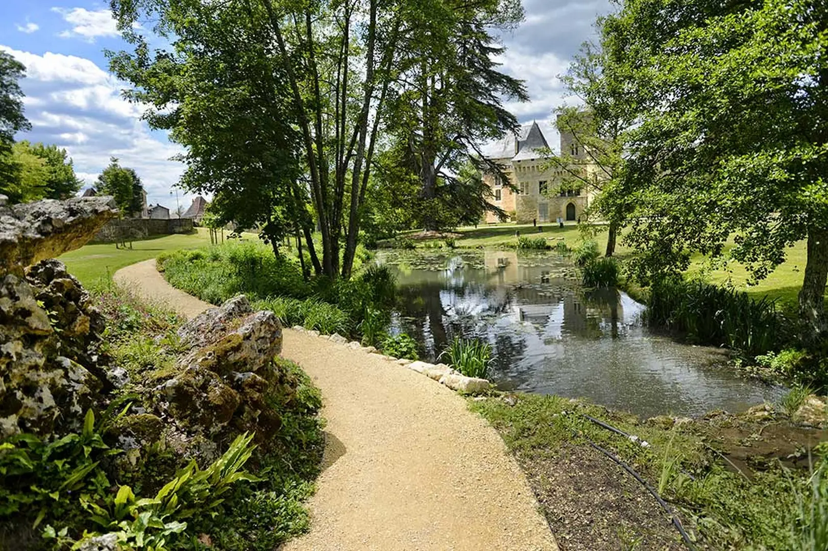Chemin au bord de l'eau ...