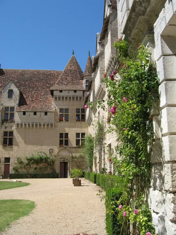 cour du château de Neuvic