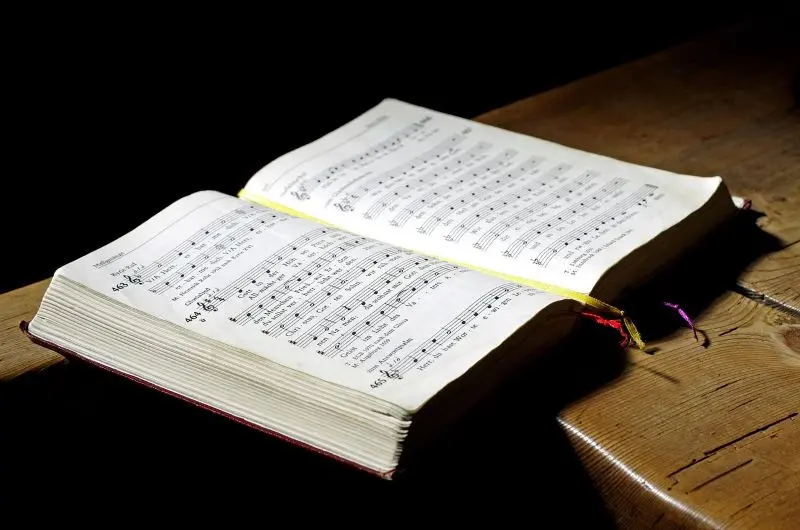 hymn-book©Wolfgang Heuberck de Pixabay