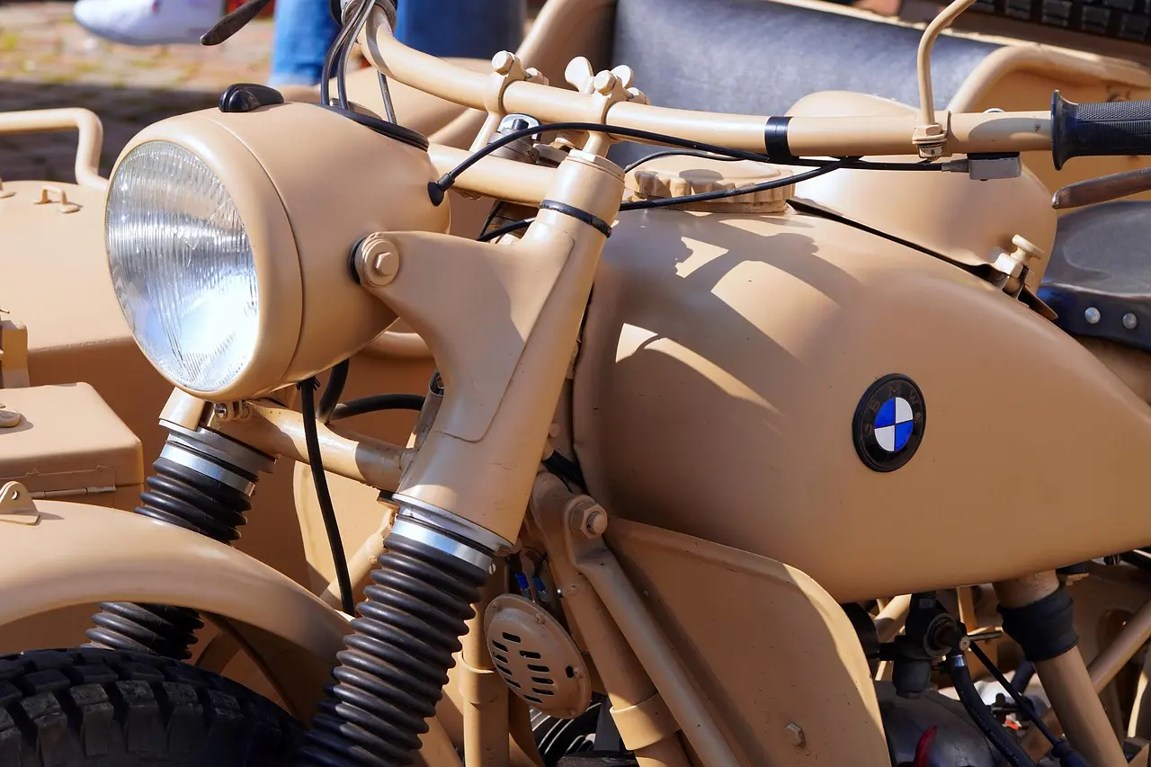 motorcycle-7081404_1280