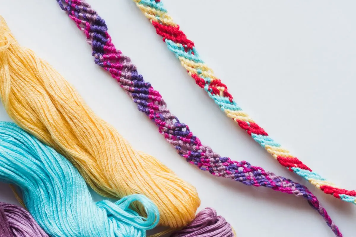 multicolored-bracelets-yarn
