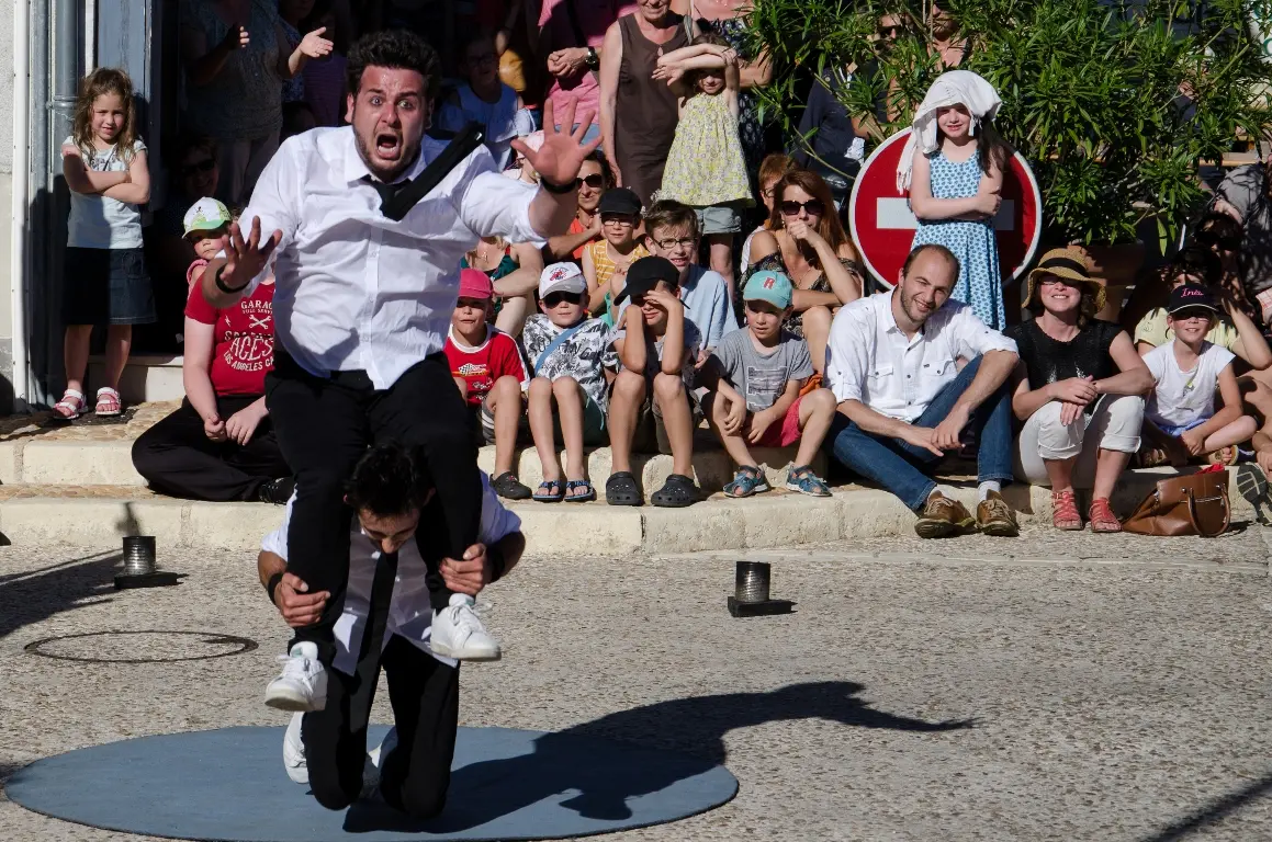 neuvic sur rire festival  théâtre de rue