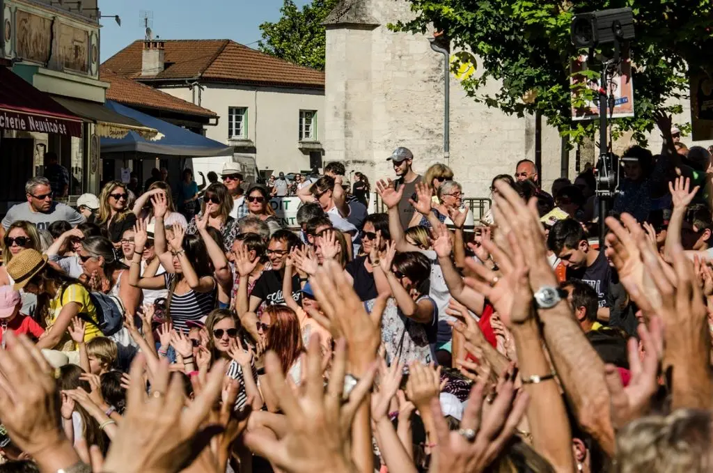 neuvic sur rire festival  théâtre de rue