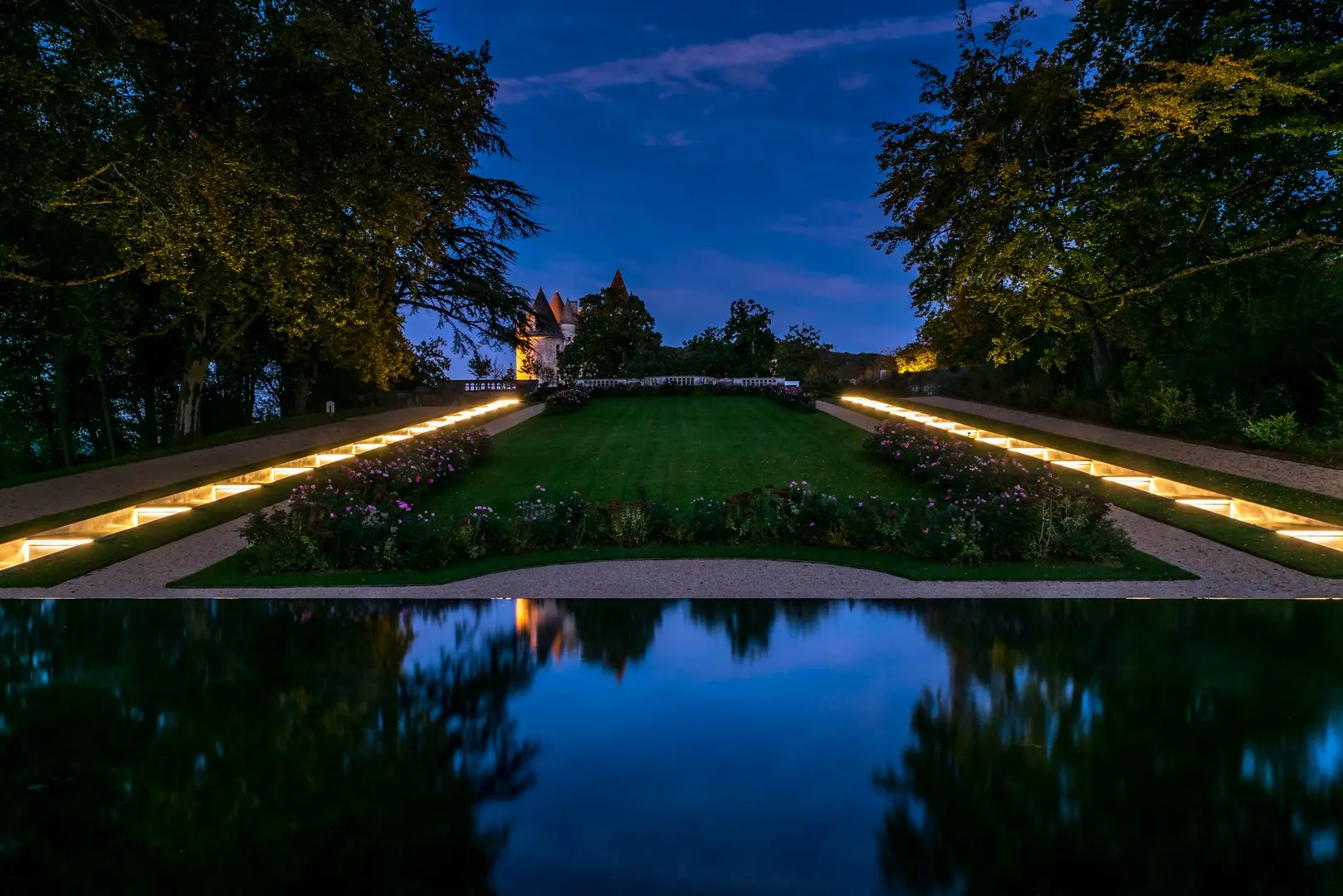 Le château des Milandes en pleine nuit et ses reflets