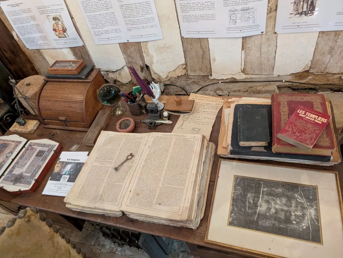 Bureau salle des Templiers Galerie des Curiosités Larraincy