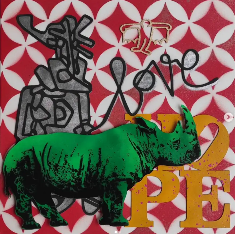 Green Rhino sur fond rouge