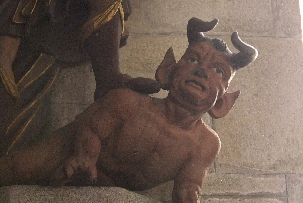 Le Juch - Eglise statue Le Diable