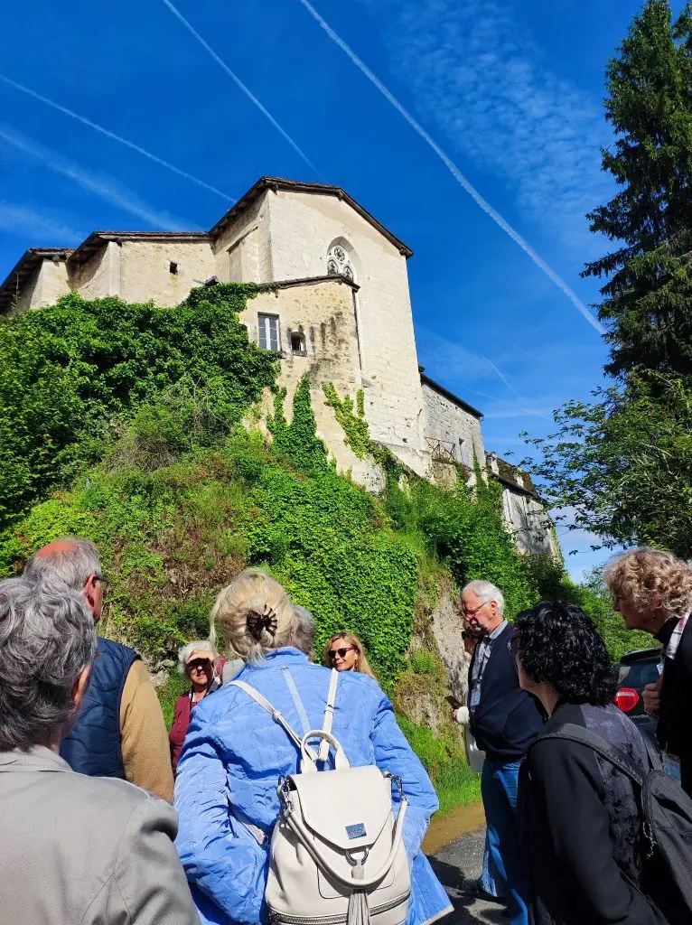 église bâtie sur le piton rocheux