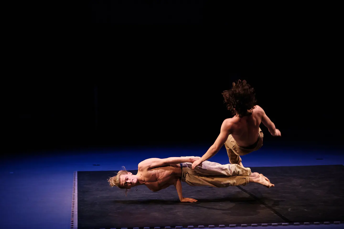 AU COMMENCEMENT ETAIT LA CHUTE