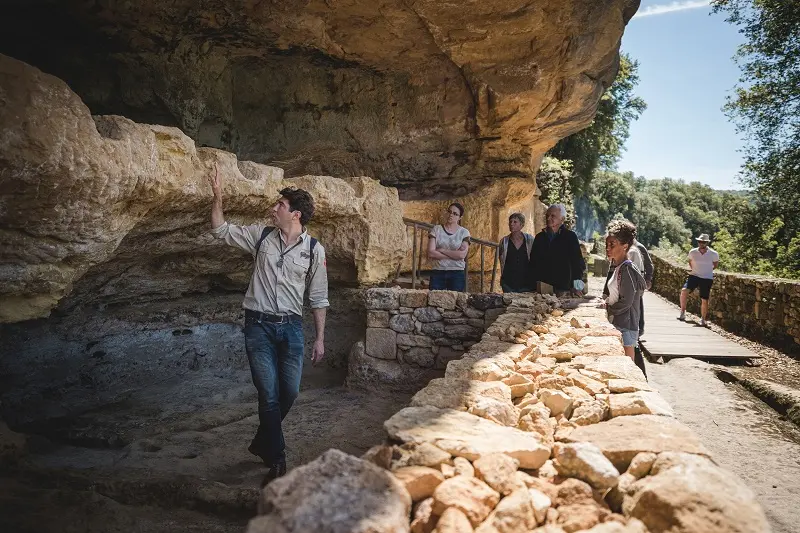 Dans l habitat structure, a l entree du village