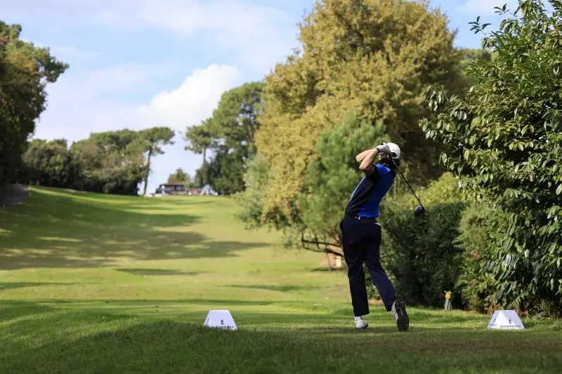 Golfeur swing ©Golf Arcachon