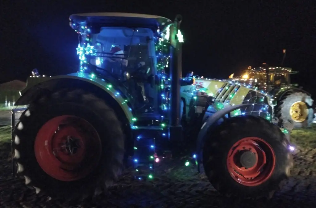 Tracteur illuminé St Aubin de Lanquais 20 dec  (1)