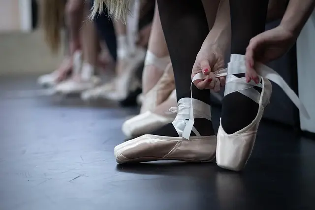 dancers-7731738_640