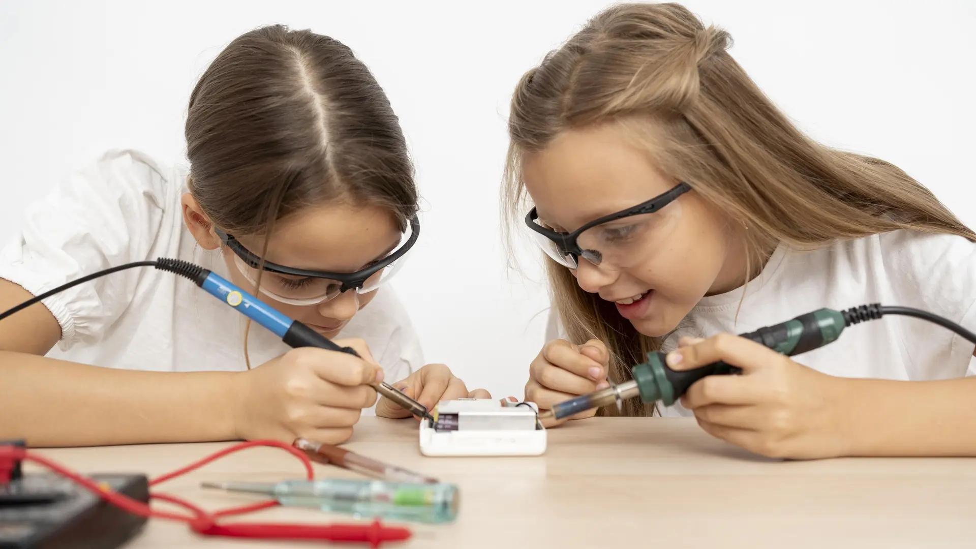 filles-avec-des-lunettes-de-securite-faisant-des-experiences-scientifiques-ensemble