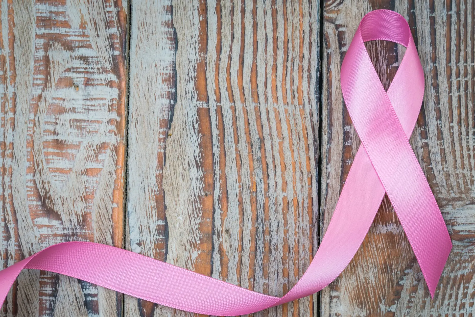 jour-du-cancer-du-monde-breast-cancer-awareness-ribbon-sur-bois-backgr