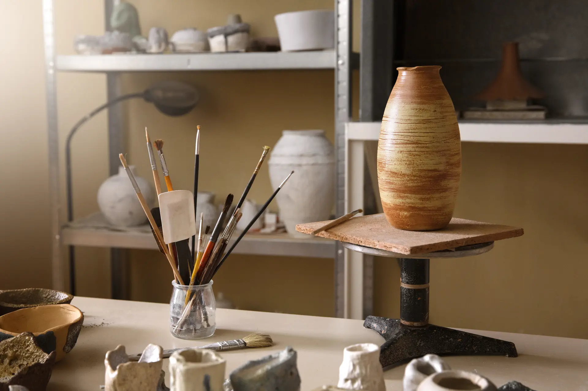 vue-de-l-essentiel-dans-un-atelier-de-poterie
