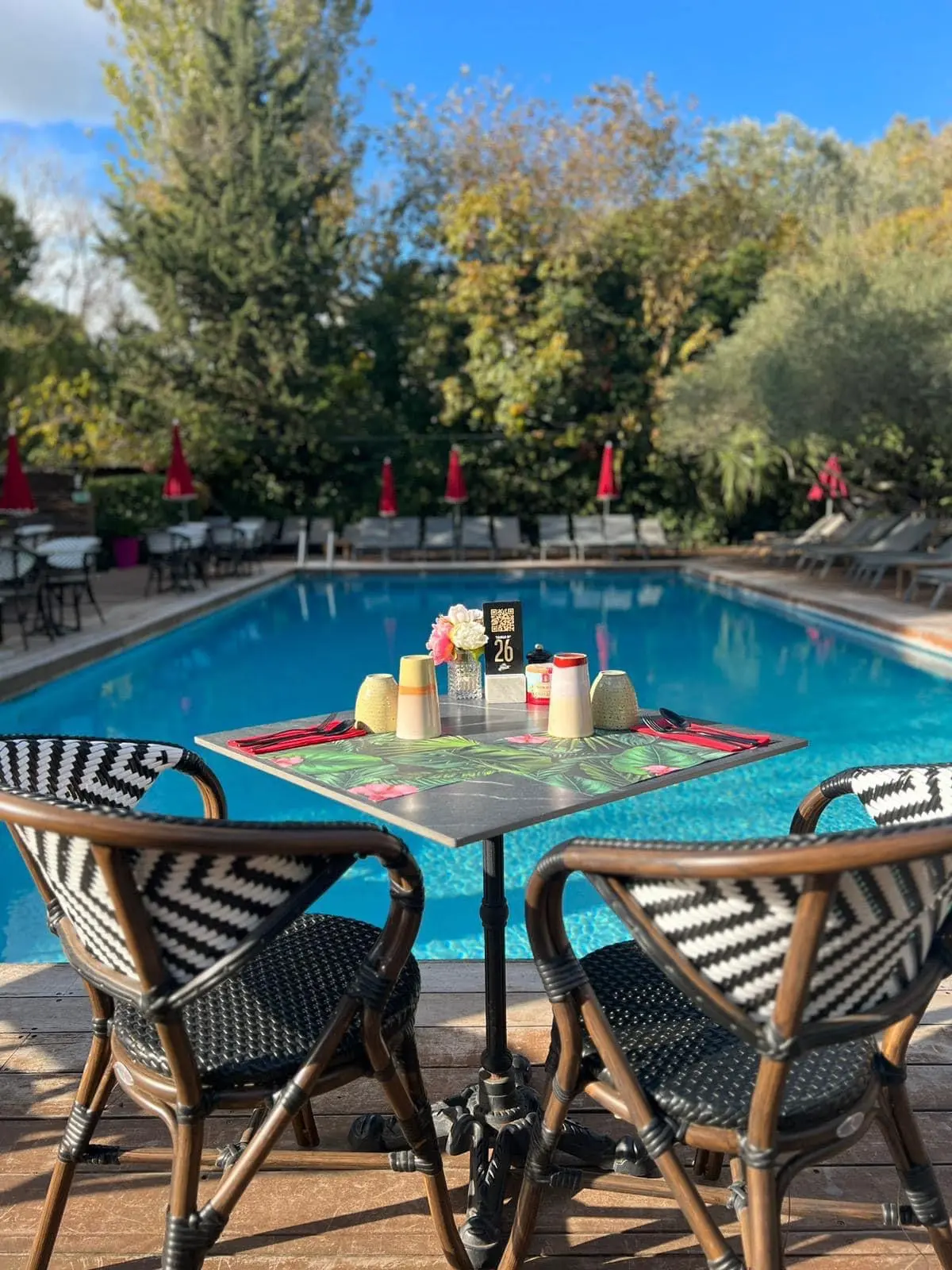Brunch-en-terrasse-vu-piscine
