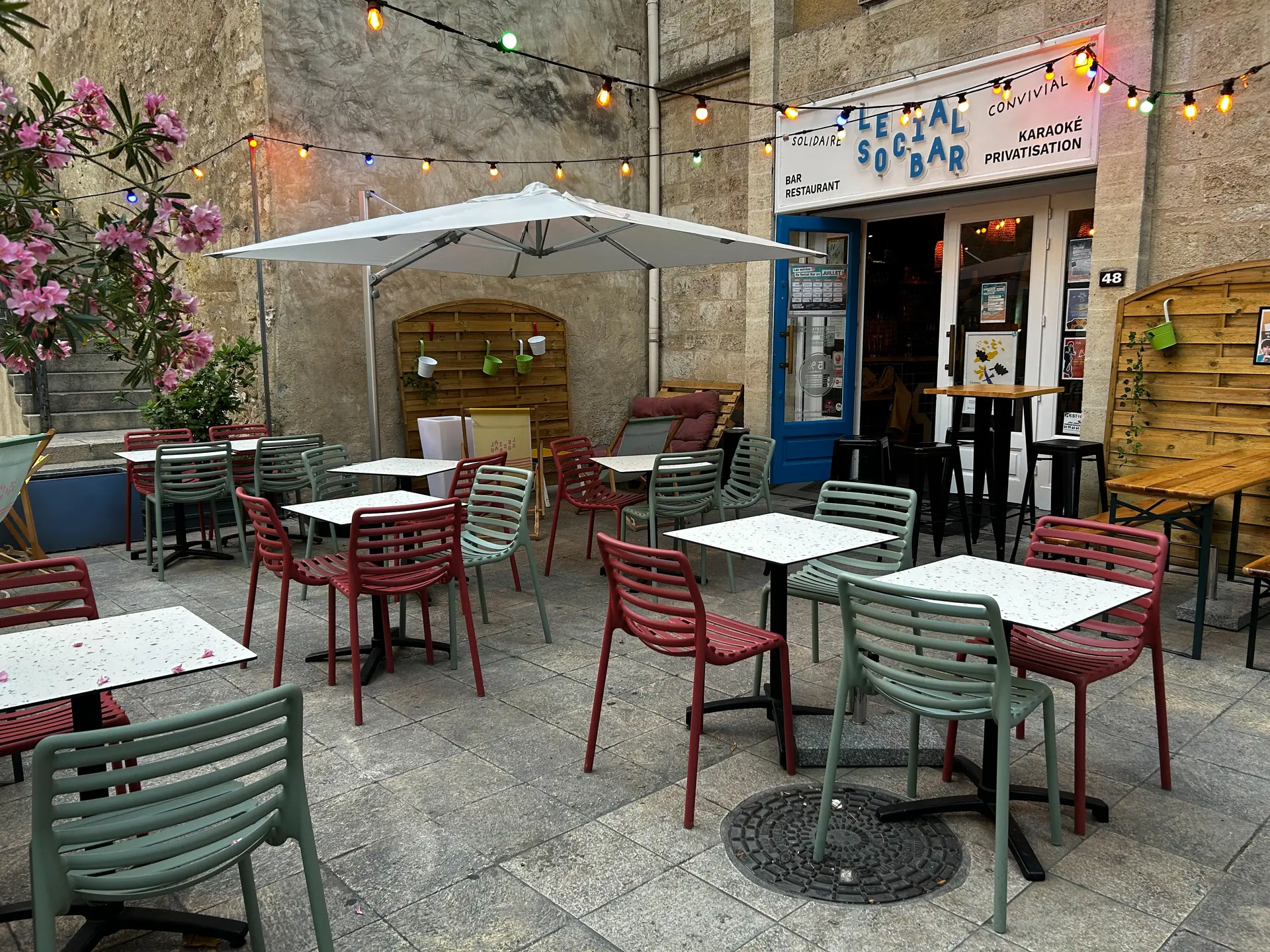 Copie de © Serge Lake _ Entrée bar