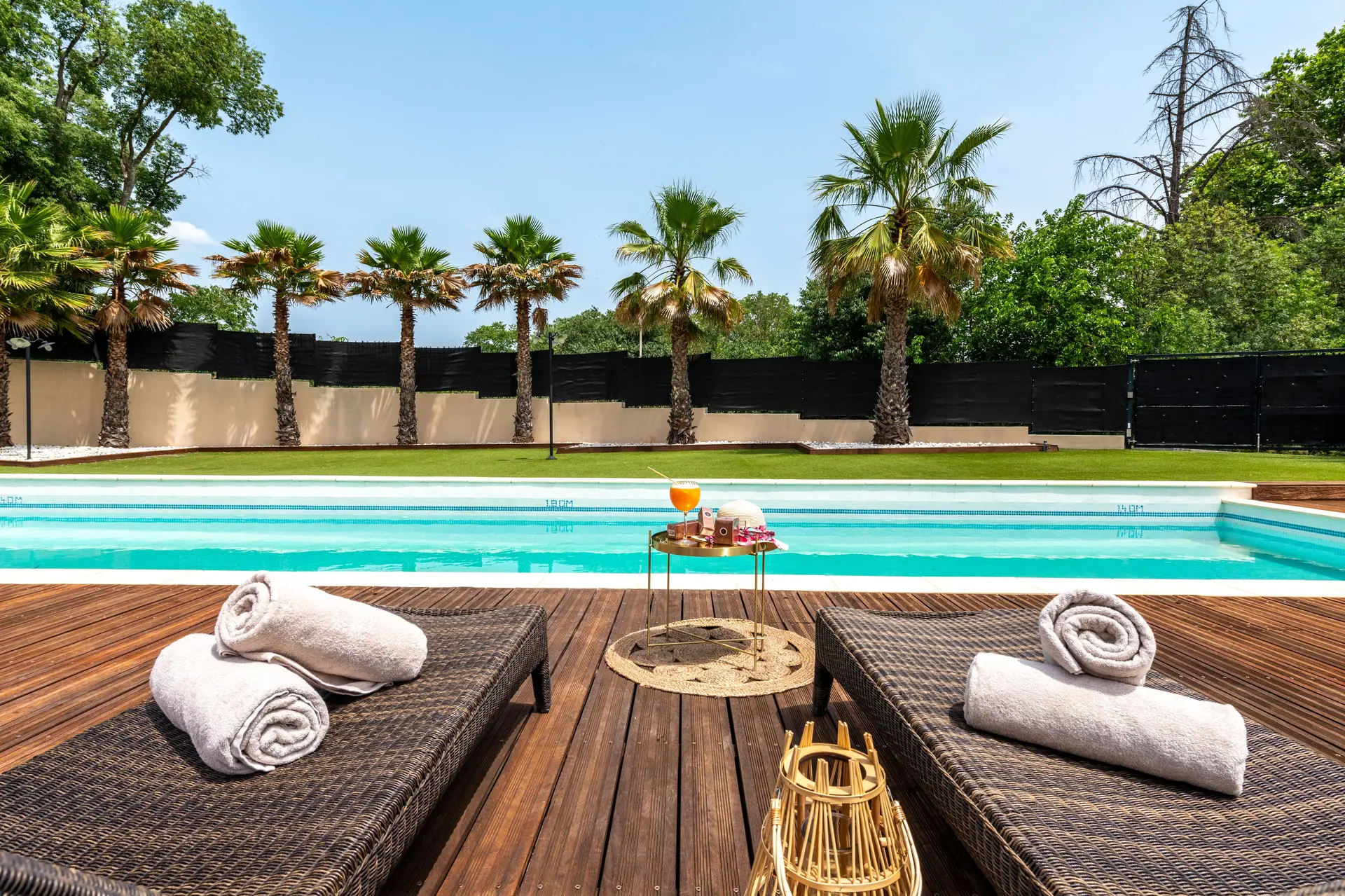 Piscine exterieure - crédit IMEO STUDIO