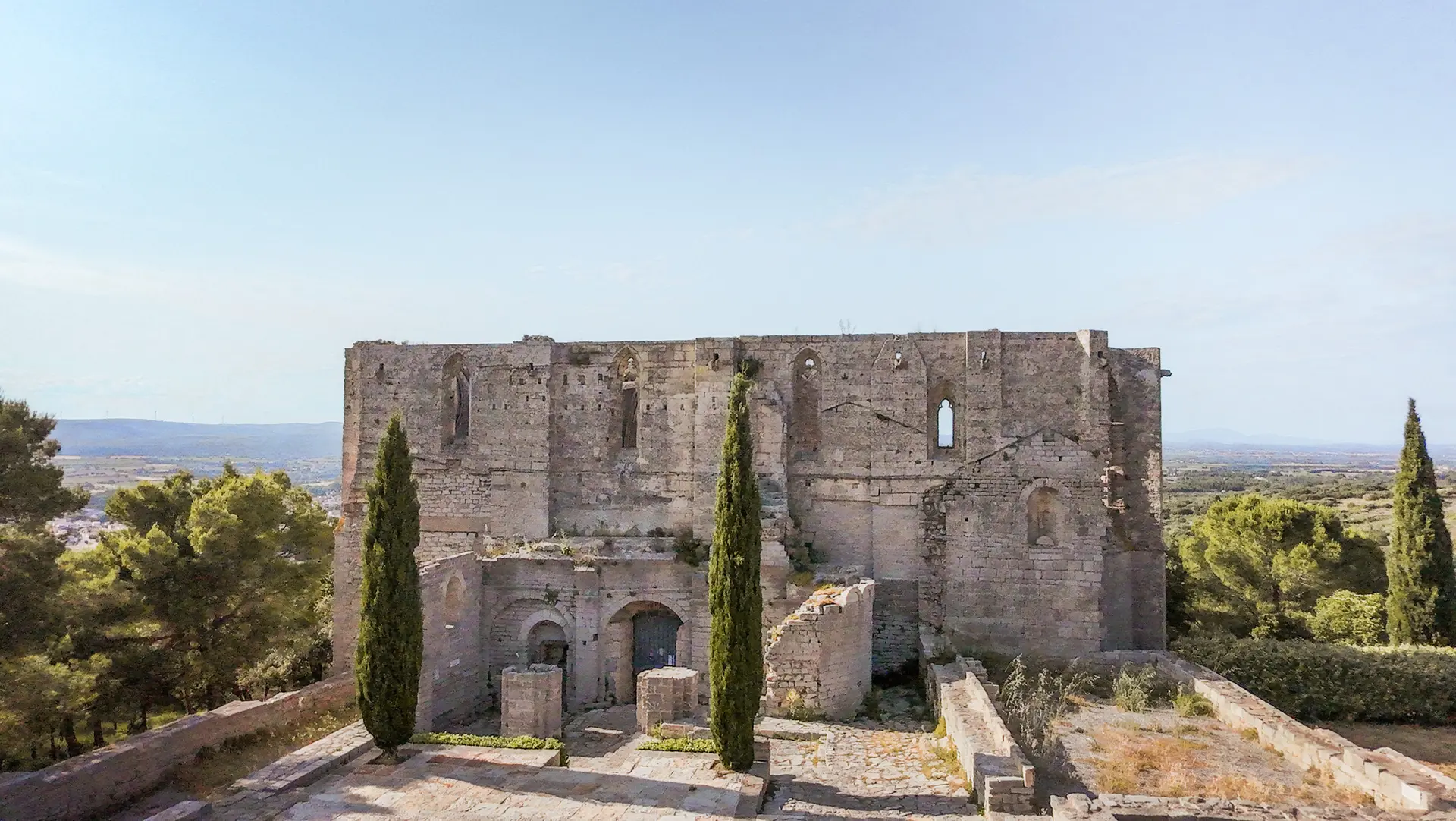 Vue-drone-sur-l-Abbaye-Saint-Felix-de-Montceau-a-Gigean