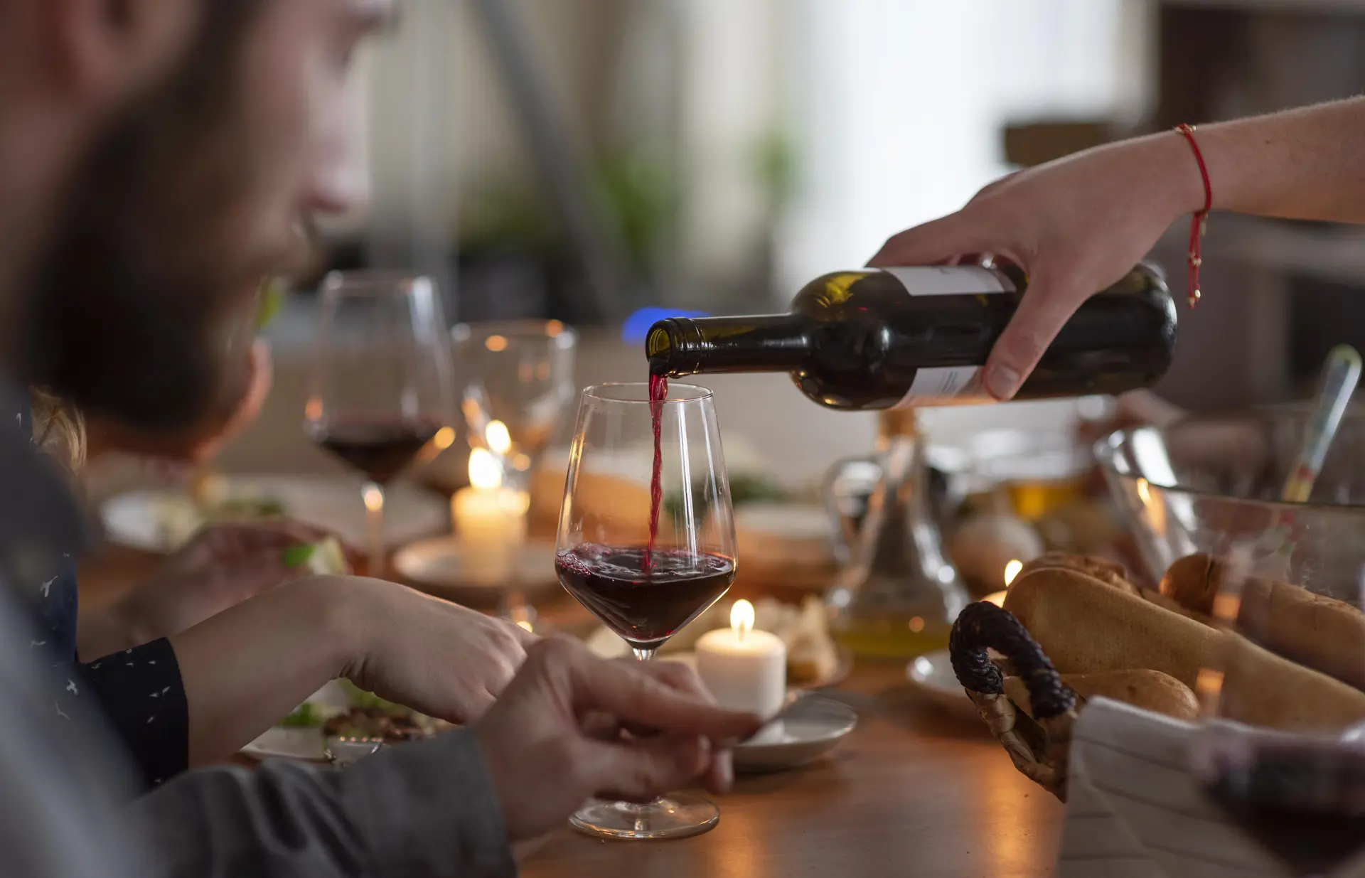delicieux-repas-pour-les-meilleurs-amis-qui-passent-du-temps-ensemble
