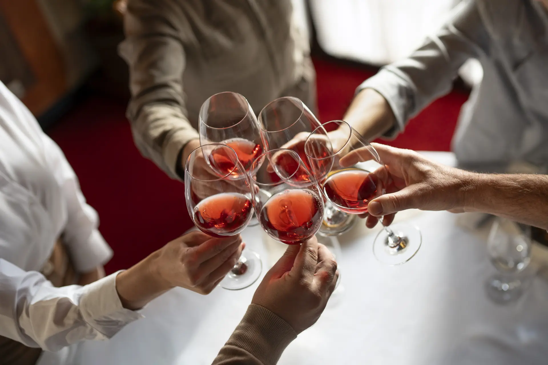 des-gens-qui-dinent-dans-des-restaurants-luxueux
