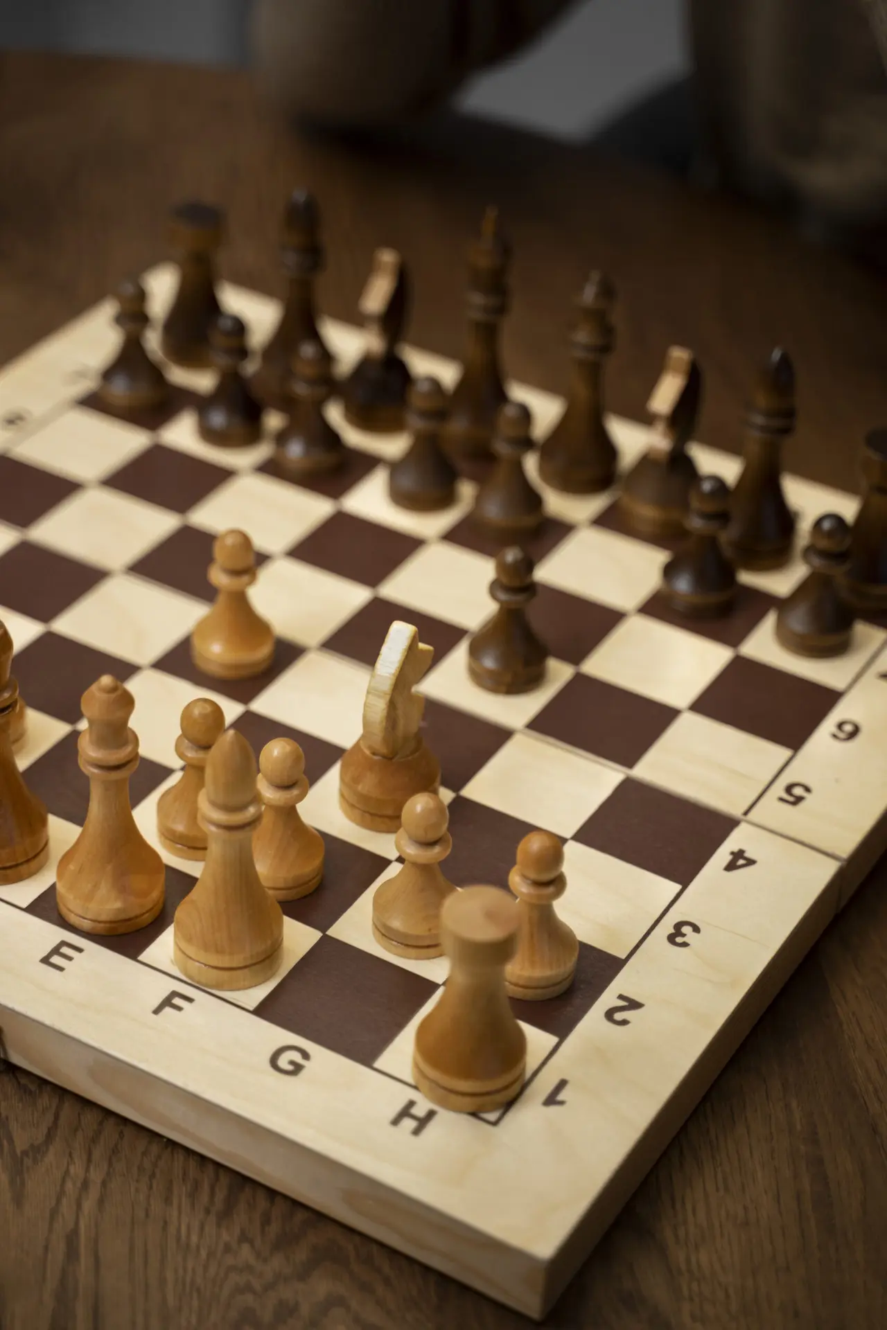 jeu-d-echecs-a-angle-eleve-sur-table-scaled-18314932