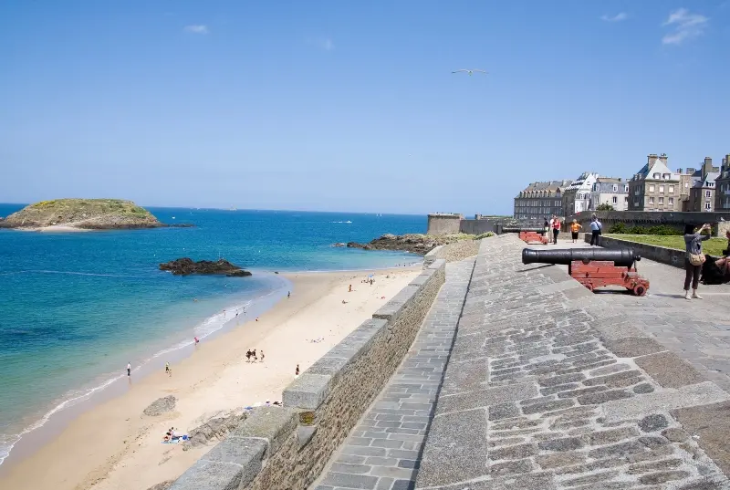 ©pJosselin - Vue du Bastion de la Hollande sur le Grand Bé et la Piscine de Bon Secours (2)
