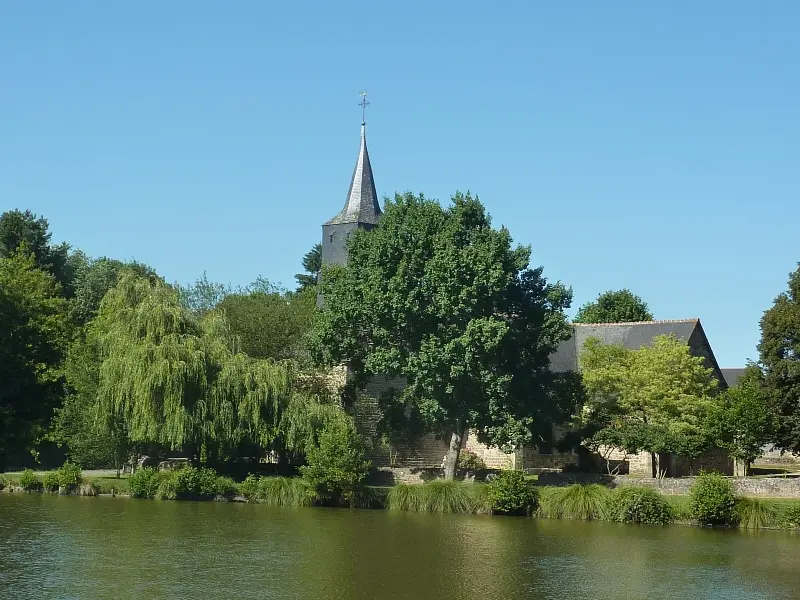 Eglise Saint-Léon et étang ©GIT