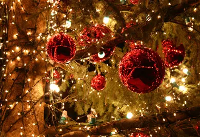 Guirlandes et boules de Noël