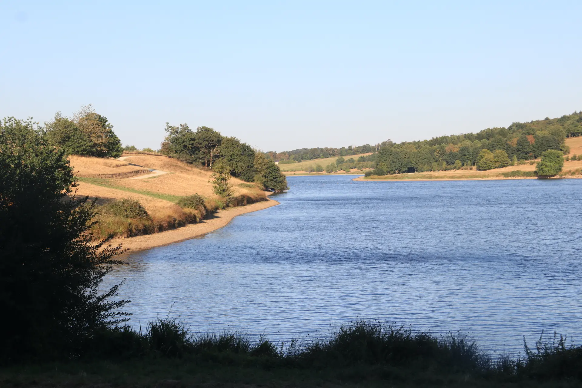 Le lac à l'amont du barrage ©RS FFR35 (Raymonde Séchet pour la FFR35)