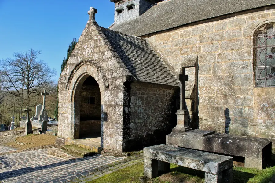 Porche de l'église du Tiercent