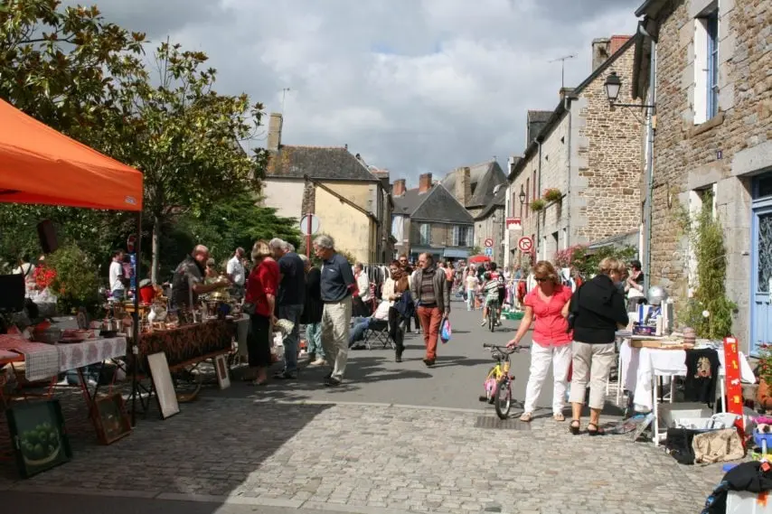 Vide grenier Bazouges la Pérouse