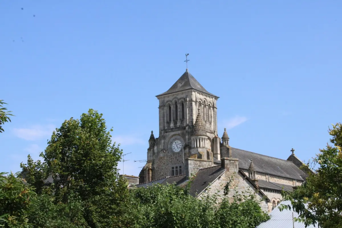 Vue lointaine de l'église Saint-Etienne