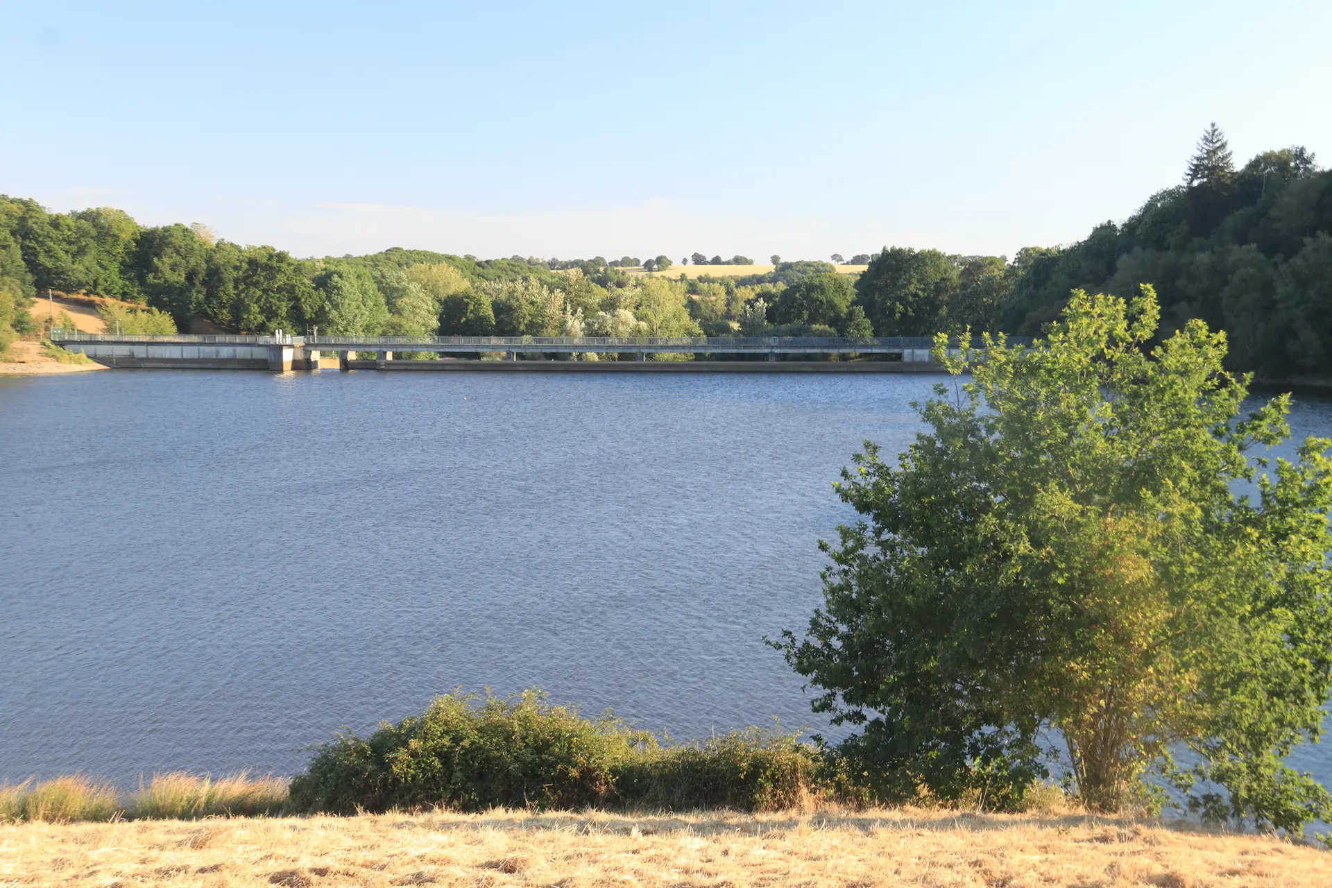 Vue sur le barrage depuis le lac ©RS FFR35 (Raymonde Séchet pour la FFR35)