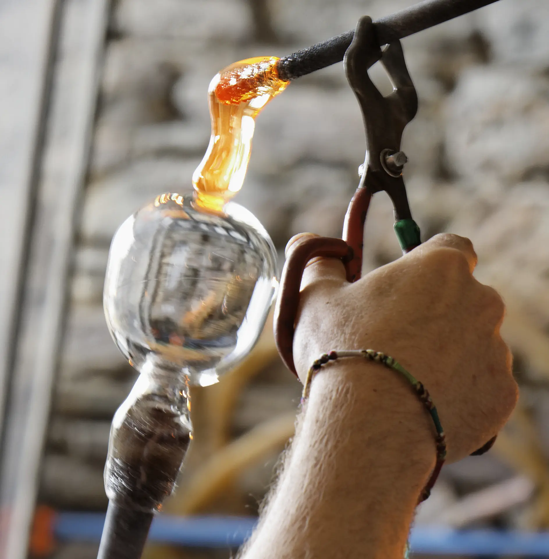 main qui coupe le verre