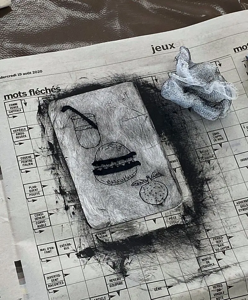 0708 - Gravure au tetra-pak - © Les musées Chinon Vienne et Loire