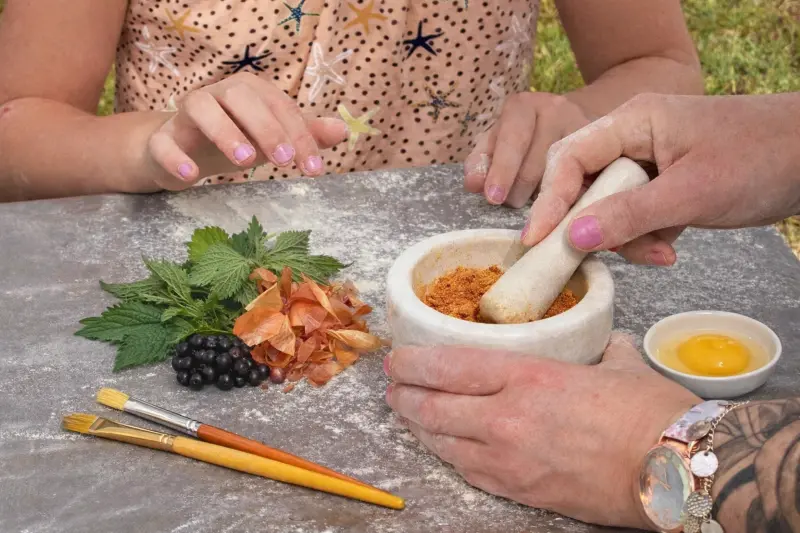 1408 - Pigment naturels et peinture a tempera  - © Les Musées Chinon Vienne et Loire