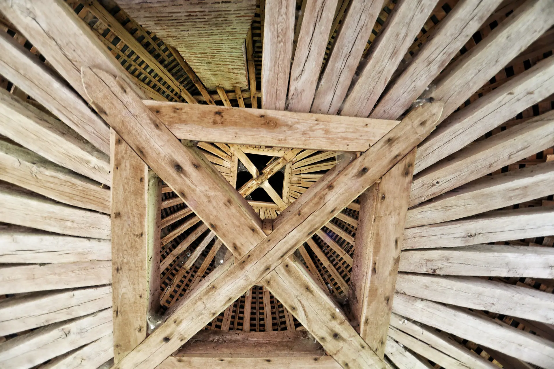 visite-insolite-charpente-tour-chateau-montpoupon-pierre-holley