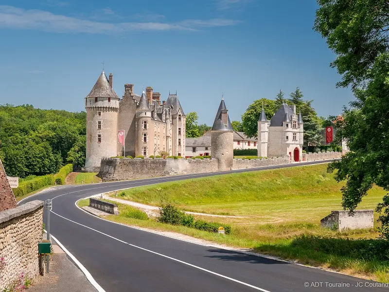 Le château de Montpoupon, sur la route des moulins.
