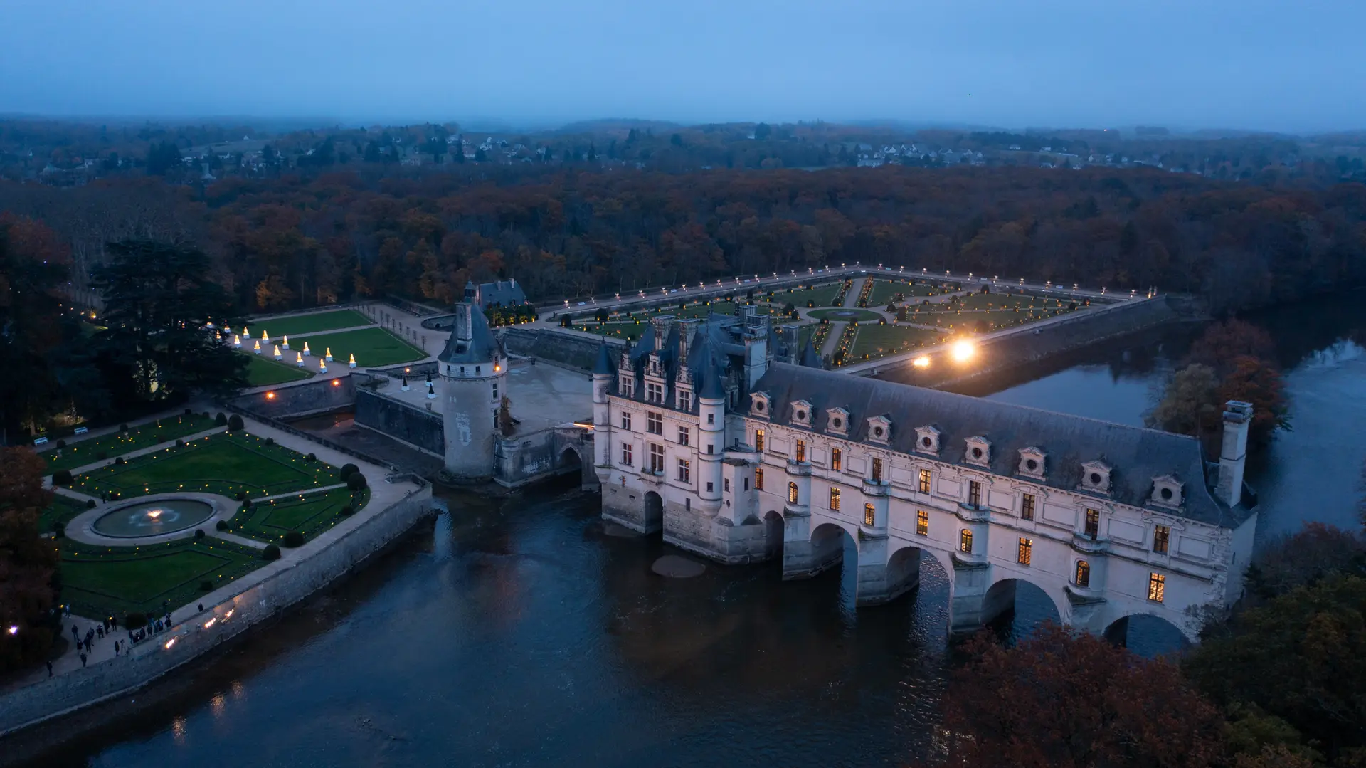 Chenonceau-drone-nuit-Credit-ADT-Touraine-Une-Image-A-Part-2027 (2) (1)