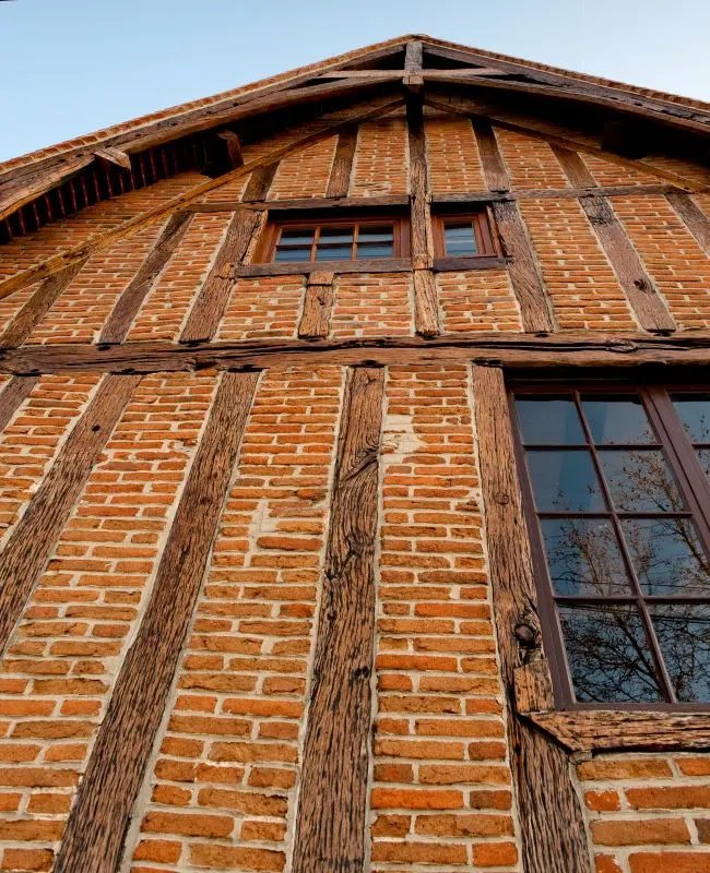 Façade d'une maison à pans de bois à Montlouis-sur-Loire