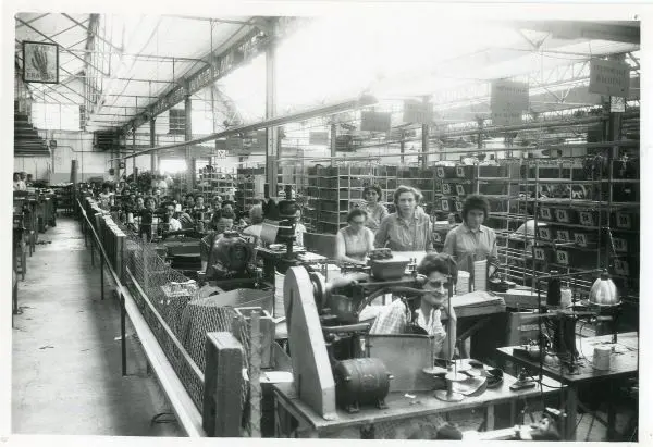 Ouvrières dans l'atelier de production Gounin