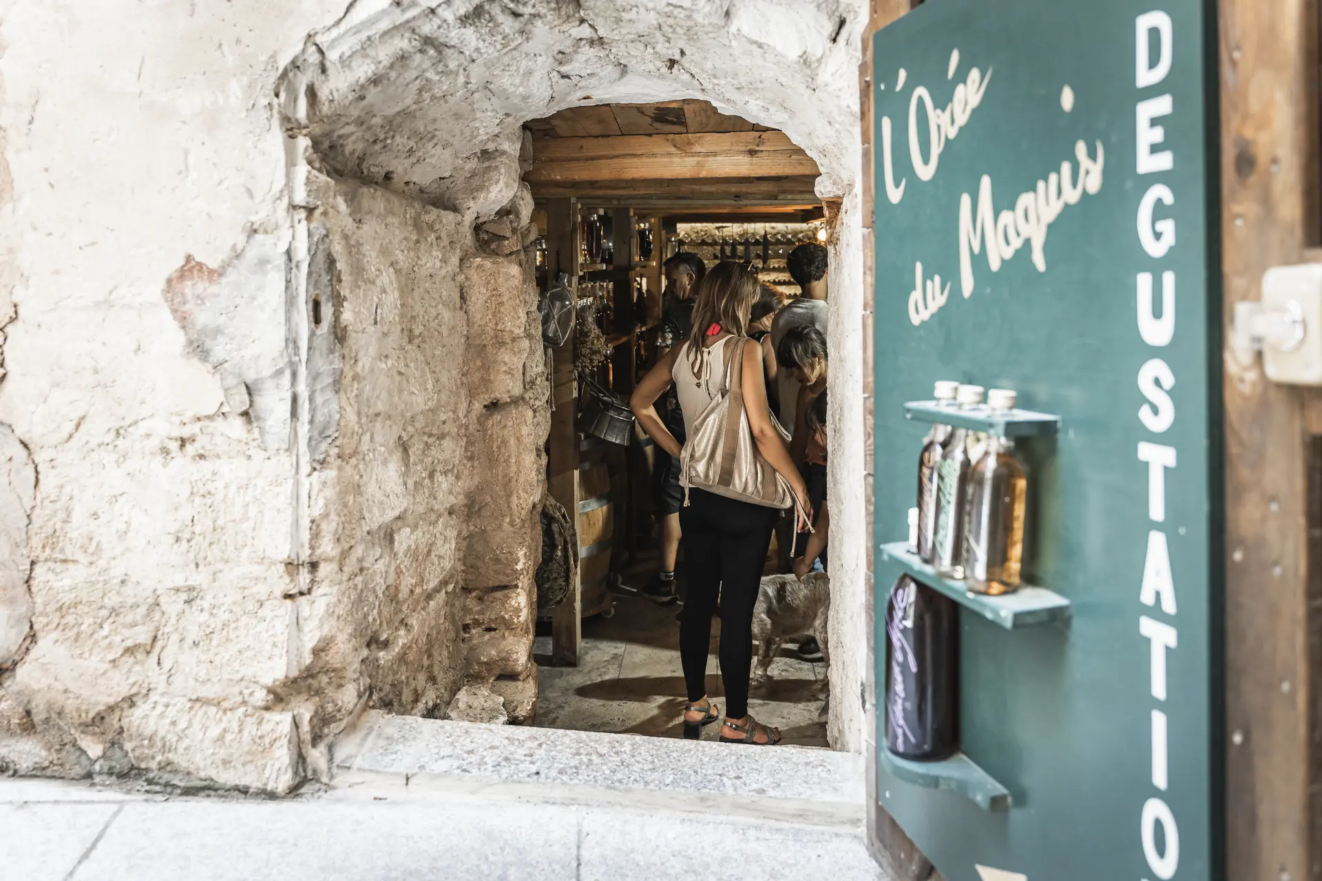 RDV_gourmands_L'Orée_du_maquis_femme_Bonifacio