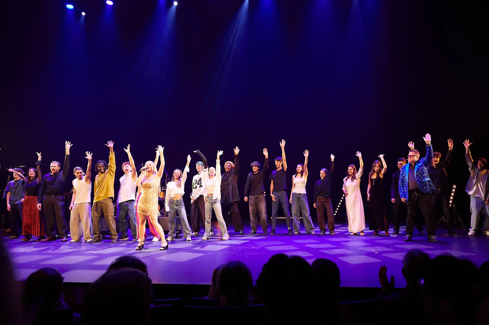 Final avec tous les artistes sur scène